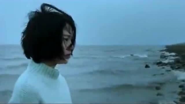女人河边吃瓜