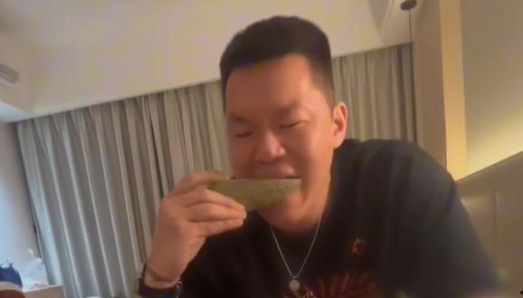 关于吃瓜的视频,跟随视频一起品尝夏日清凉